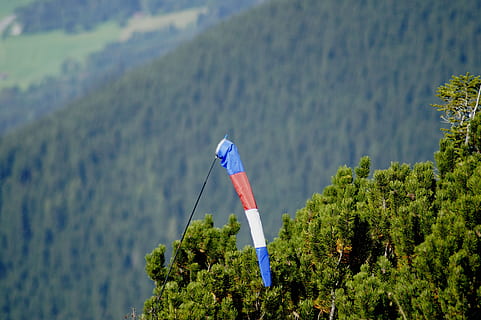 Větrná ponožka, větrná korouhvička, směr větru, vítr, anemometr, počasí, ukazatel směru větru, airbag, rychlost větru, ukazatel větru, orientace, senzor směru větru, den, rostlina, zaměřit se na popředí, nikdo, zelená barva, růst, Příroda, vlajka, voda, strom, venku, klid, modrý, přistát, vysoký úhel pohledu, scenics - příroda, životní prostředí, krása v přírodě, patriotismus, 5K, CC0, veřejná doména, bez autorských práv