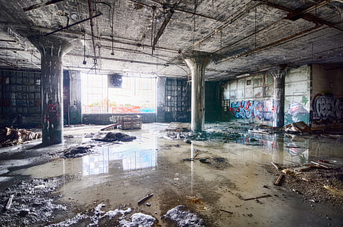 vernielde gebouw, binnenshuis, kamer, carnaval van roest, Detroit, mi, Verenigde Staten van Amerika, plas, ruïnes, gebouw, kelder, verdieping, rot, hdr, beton, crypt, graffiti, sloop, bunker, woonkamer, verontreiniging, kussen, verlaten, architectuur, ingebouwde structuur, beschadigde, vuil, geen mensen, verouderd, venster, rommelig, dag, verwoesting, huiskamer, slechte conditie, oud, afwijzen, verslechtering, oververmoeid, geruïneerd, architectonische kolom, plafond, gesloopt, 4K, CC0, publiek domein, royaltyvrij