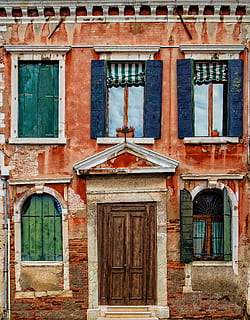 orange, malet, bygning facade, facade, gips, dør, vindue, bygning, hus, lukker, henfald, historisk, gammel, by, by-, struktur, detalje, arkitektur, peeling, skæv, hælder, skrå, ulige, bygning udvendig, gammeldags, historie, Europa, kulturer, mursten, murbygningsfunktion, bygget struktur, urban scene, udendørs, retro stylet, stenmateriale, boligbyggeri, berømte sted, ingen mennesker, træ - materiale, gade, antik, snavset, boligområde, rød, forvitret, Italien, 5K, CC0, offentligt domæne, royaltyfrie