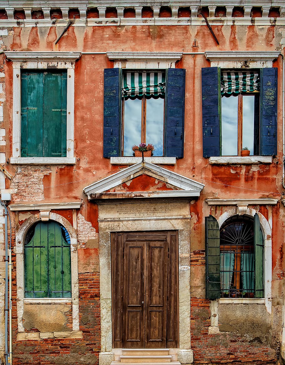 taronja, pintat, façana d’edifici, façana, guix, porta, finestra, edifici, casa, obturador, decaïment, històric, vell, ciutat, urbà, textura, detall, arquitectura, descamació, tort, inclinat, senar, exterior de l'edifici, passat de moda, història, europa, cultures, maó, funció de construcció de parets, estructura construïda, escena urbana, a l'aire lliure, estil retro, antic, material de pedra, edifici residencial, lloc famós, cap gent, material de fusta, carrer, antiguitat, brut, barri residencial, vermell, resistent, Itàlia, 5K