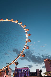 grande roue, parc d'attractions, foule, Urbain, violet, Festival, la nature, en plein air, ciel, ciel azur, carnaval, bâtiment, ville, parlait, machine, centre ville, aloès, plante, tour de parc d'attractions, faible angle de vue, culture artistique et divertissement, architecture, structure construite, extérieur du bâtiment, personne, nuage - ciel, illuminé, bleu, Activité de loisir, matériel d'éclairage, Forme géométrique, journée, 5K, CC0, domaine public, libre de droits