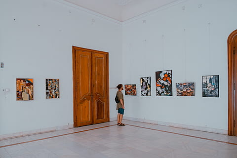 Romanium, Landschaft, allein, Mann, Kunstmuseum, hohe Decke, Innen-, Innerhalb, Wand, Farbe, die Architektur, Malerei, Kunst, Museum, eine Person, Wandbau - Funktion, echte Menschen, gemälde, in voller Länge, Stehen, drinnen, Kunst und Handwerk, Erwachsene, Legere Kleidung, Lebensstile, Frau, Mitte Erwachsener, junger Erwachsener, Freizeitbeschäftigung, Bodenbelag, 2K, CC0, gemeinfrei, lizenzfrei