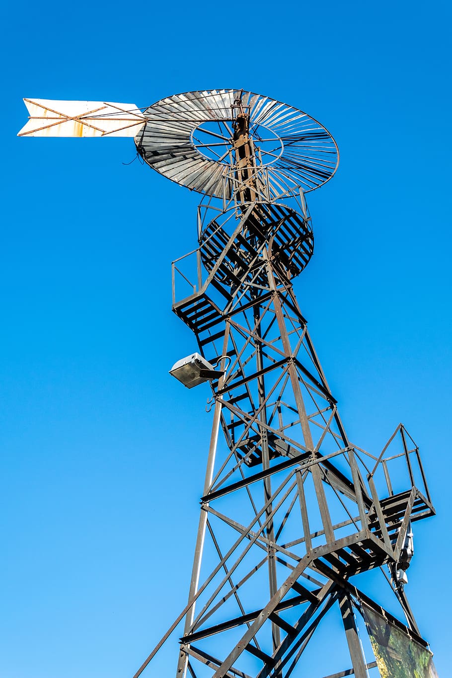 mølle, vind, gammel, himmel, energi, landdistrikterne, landbrug, tur, metallisk, struktur, høj, upload, blå, skyfri himmel, lav vinkel visning, natur, dag, ingen mennesker, metal, udendørs, repræsentation, arkitektur, bygget struktur, dyr, Kunst og håndværk, høj - høj, kopiere plads, teknologi, dyre temaer, mønster, maskineri, global kommunikation, 5K
