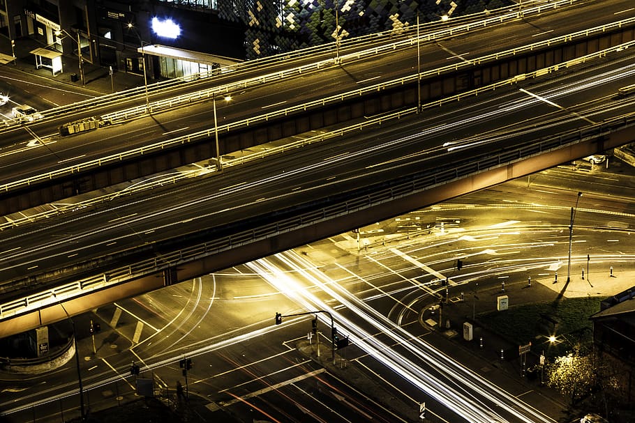 arquitectura, infraestructures, autopistes, skyways, llums, missatges, ratlles, línies, llarg, exposició, bombeta, fotografia, transport, connexió, il·luminat, transport per ferrocarril, nit, estructura construïda, carretera, manera de transport, moviment, ciutat, vista d’angle alt, pista, vies del ferrocarril, exposició llarga, carrer, sender lleuger, pont - estructura feta per l'home, transport públic, pont, cap gent, a l'aire lliure, complexitat, 5K
