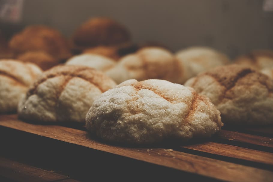 al forn, cookies, marró, fusta, superfície, productes al forn, cocció, pa, bun, primer pla, deliciós, focus, menjar, casolà, indulgència, pastisseria, enfocament selectiu, natura morta, sucre, saborós, tradicional, menjar i beguda, frescor, a l'interior, cap gent, centrar-se en primer pla, taula, menjar dolç, llest per menjar, material de fusta, taula de tallar, botiga, cookie, temptació, berenar, safata, menjar francès, 4K