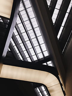Basso, fotografia ad angolo, costruzione, soffitto, bicchiere, struttura, design moderno, architettura, geometria, di legno, interior design, arredamento, minimo, minimalista, riflessione, arancia, geometrico, bianca, nero, finestra, moderno, in casa, vetro - materiale, struttura costruita, futuristico, nessuno, scena urbana, all'interno di, luce - fenomeno naturale, edificio per uffici, attività commerciale, design, architettura ed edifici, astratto, città, acciaio, forma geometrica, caratteristica della parete, industria di costruzioni, punto di fuga, blu, luminosa, vita di città, corridoio, pavimentazione, esterno dell'edificio, sfondi, Inquadratura dal basso, 4K, CC0, dominio pubblico, privo di copyright