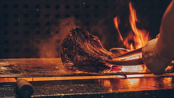 oheň, plamen, táborák, člověk, osoba, uvnitř, krb, cukroví, jídlo, cukrovinky, pečeně, kovárna, diwali, etapa, bbq, večeře, poklad, uhlí, maso, teplota - teplota, lidské ruky, požár - přírodní jev, hořící, ruka, jídlo a pití, lidé, část lidského těla, opečený, grilování, příprava, skutečných lidí, svěžest, dřevo - materiál, připravování jídla, prst, 5K, CC0, veřejná doména, bez autorských práv