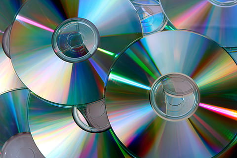 blank, blå, cd, data, disk, dvd, plast, multi farvet, Compact Disc, studio skud, geometrisk form, skinnende, afspejling, ingen mennesker, baggrunde, form, abstrakt, spektrum, brydning, mønster, cirkel, gruppe af objekter, sfære, design, fuld ramme, regnbue, 2K, CC0, offentligt domæne, royaltyfrie