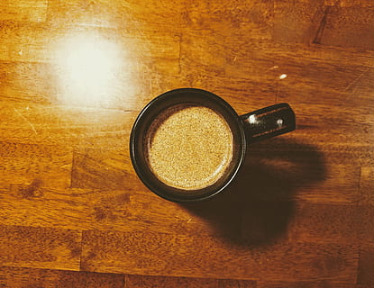 æg nog, mad og drikke, bord, kop, stilleben, forfriskning, drikke, træ - materiale, kaffe, krus, indendørs, direkte over, friskhed, kaffe - drikke, ingen mennesker, kaffekop, mad, høj vinkel visning, tæt på, sukker, skummende drikke, porcelæn, 4K, CC0, offentligt domæne, royaltyfrie