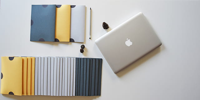 meja tulis, komputer, map, portabel, kantor, bisnis, teknologi, buku catatan, kerja, meja, pena, workstation, maket, macbook, digital, modern, perencanaan, Latar Belakang, waktu, perusahaan, pemasaran, komunikasi, hobi, dekorasi, kertas, dalam ruangan, tidak ada orang, persediaan kantor, kuning, kosong, menyalin ruang, sekelompok objek, pensil, tembakan studio, latar belakang putih, dokumen, warna putih, masih hidup, catatan perekat, catatan, merapatkan, 5K, CC0, domain publik, bebas royalti