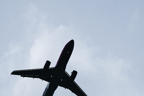 Leerzeichen, Weiß, Wolke, Pfeil, Rosa, Motor, Schatten, minimal, Himmel, Ebene, Flachwinkelansicht, Flugzeug, Transportmittel, Luftfahrzeug, wolke - himmel, Transport, Natur, Tag, keine Leute, draußen, unterwegs, Reise, Luft-und Raumfahrtindustrie, fliegend, Bewegung, Silhouette, Sonnenlicht, in der Luft, Blau, 4K, CC0, gemeinfrei, lizenzfrei