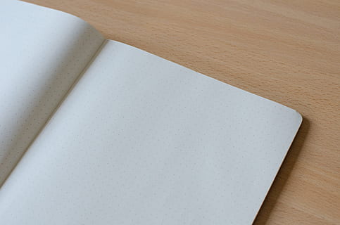 note en braille, carnet, bureau, table, vide, page blanche, écrivain, blogging, minimal, Créatif, artiste, 35mm, Nikon, papier, blanc, annotation, dessiner, wireframing, fil de fer, interface, conception, arrière-plans, drap, document, livre, page, objet unique, brochure, espace, affaires, personne, journal intime, éducation, cahier de texte, bois - matériau, fermer, 2K, CC0, domaine public, libre de droits