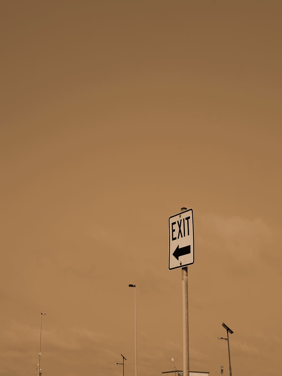 exit skiltning, symbol, skilt, vejskilt, dyr, fugl, vej, gylden time, uhyggelig, Afslut, atmosfære, natur, hovedvej, bygning, asfalt, røg, arkitektur, lygtepæl, vejr, meddelelse, himmel, solnedgang, vejledning, tekst, ingen mennesker, Information, retning, informationsskilt, lav vinkel visning, kopiere plads, vestlige script, udendørs, silhuet, transportmidler, 5K