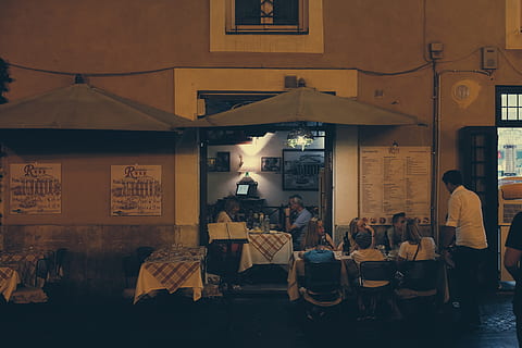 camera, cena, gruppo di persone, persone reali, architettura, uomini, donne, struttura costruita, adulto, persone, città, esterno dell'edificio, Al dettaglio, stili di vita, a piedi, memorizzare, costruzione, religione, mercato, attività commerciale, folla, gruppo, esposizione al dettaglio, consumismo, 4K, CC0, dominio pubblico, privo di copyright