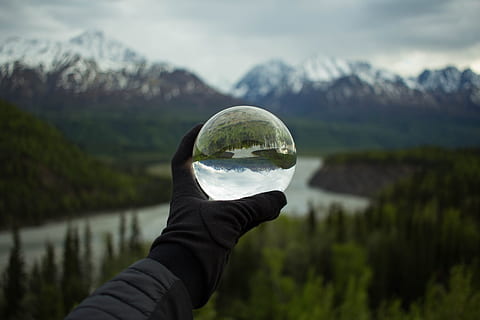 person, bedrift, glas globe, linse bold, hånd, afspejling, bjerg, bold, sne, kold, vinter, træ, Skov, natur, udendørs, liv, perspektiv, Sky, himmel, eventyr, krystal, pov, en person, menneskelig kropsdel, menneskelig hånd, scenics - natur, krystalkugle, sfære, miljø, plante, vand, sø, fokus på forgrunden, kropsdel, finger, 5K, CC0, offentligt domæne, royaltyfrie