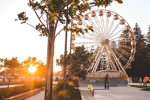 Ferris, ruota, i raggi del sole, persona, umano, fremantle, Australia, parco Esplanade, Parco divertimenti, ruota panoramica, bicicletta, veicolo, mezzi di trasporto, Parco a tema, bagliore, luce, luce del sole, ha parlato, macchina, all'aperto, passerella, ponte, giro del parco dei divertimenti, cultura artistica e intrattenimento, albero, cielo, pianta, natura, architettura, struttura costruita, persone reali, gruppo di persone, attività di svago, persone accessorie, tramonto, uomini, donne, città, area fieristica, 5K, CC0, dominio pubblico, privo di copyright