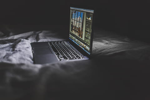 negre, ordinador portàtil, tèxtil, poma, llit, ordinador, fosc, portàtil, MacBook, tecnologia, treball, comunicació, a l'interior, mobles, connexió, tecnologia sense fils, enfocament selectiu, habitació domèstica, dormitori, cap gent, equips informàtics, primer pla, Internet, interior de casa, xarxa d’ordinadors, Finances, teclat, 5K, CC0, domini públic, lliure de regalies