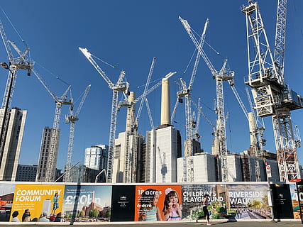 diversos llibres, persona, humà, grua de construcció, construcció, Regne Unit, 4 savona st, major londres, grues, desenvolupament, publicitat, central de batersea, Londres, corredor, anuncis, propietat, acaparament, inversió, vora del riu, central elèctrica, Battersea, arquitectura, estructura construïda, cel, exterior de l'edifici, naturalesa, maquinària, grua - maquinària de construcció, alta - alta, indústria, dia, ciutat, cel clar, industria de la construcció, cap gent, comunicació, llum solar, lloc de construcció, exterior d’edifici d’oficines, modern, a l'aire lliure, gratacels, 2K, CC0, domini públic, lliure de regalies