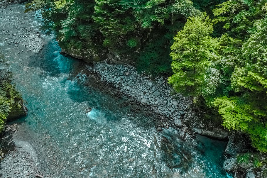 Karosserie, Wasser, grau, Steinboden, Grün, Bäume, tagsüber, Natur, Strom, Schönheit in der Natur, Rock, Rock - Objekt, solide, Szenen - Natur, keine Leute, High Angle View, Pflanze, Tag, Ruhe, ruhige Szene, idyllisch, Meer, Baum, Land, grüne Farbe, Bewegung, draußen, türkisfarben, fließendes Wasser, fließend, 5K