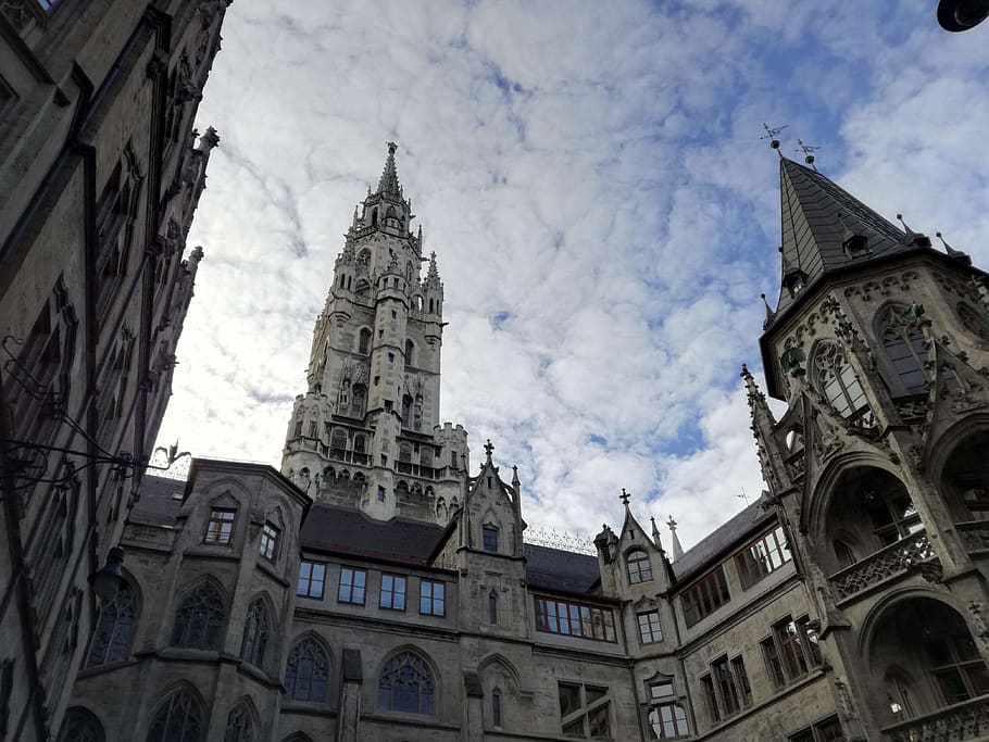 edifici, arquitectura, torre, campanar, fletxa, munich, urbà, ciutat, centre de la ciutat, església de munich, Alemanya, Torre del Rellotge, Església, metròpolis, monaco, vianants, catedral, exterior de l'edifici, estructura construïda, cel, vista d’angle baix, núvol - cel, religió, lloc de culte, creença, espiritualitat, destinacions de viatge, el passat, naturalesa, història, dia, cap gent, a l'aire lliure, estil gòtic, ornamentat, 4K