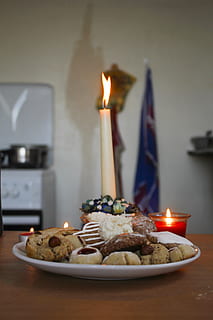 Uganda, kiunga, Advent, Küche, Kerze, romantisch, Naschkatze, Licht, Kekse, Verbrennung, Feuer, Flamme, Lebensmittel, drinnen, Essen und Trinken, Feuer - natürliches Phänomen, Tabelle, Teller, Feier, Wohnraum, beleuchtet, keine Leute, Dessert, Hitze - Temperatur, Kerzenhalter, Süßes Essen, Süss, Fokus auf den Vordergrund, Geburtstagskerzen, 4K, CC0, gemeinfrei, lizenzfrei