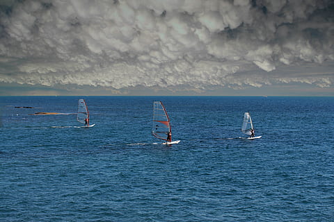 windsurfing, hav, himmel, Sky, sport, vind, vann, vannkanten, fritidsaktivitet, vannsport, nautisk fartøy, natur, transport, skjønnhet i naturen, sky - himmel, eventyr, ekte folk, transportmiddel, naturskjønnhet - natur, livsstil, ferie, horisont over vann, utendørs, frihet, seilbåt, 4K, CC0, offentlig domene, opphavsrett gratis