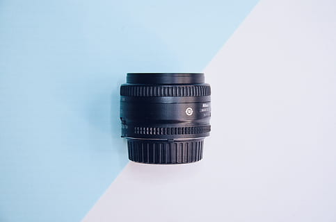 schwarzes Kameraobjektiv, schwarz, Kameraobjektiv, Design, Ausrüstung, Bild, Linse, Teil, Fotografie, Verschluss, Technologie, drinnen, Fotografie-Themen, Studioaufnahme, keine Leute, kopieren sie platz, Kamera - Fotoausrüstung, Fotoausrüstung, Nahansicht, einzelnes Objekt, Objektiv - optisches Instrument, Stillleben, Blau, modern, ausgeschnitten, Fokus auf den Vordergrund, Tabelle, schwarze Farbe, High Angle View, Blauer Hintergrund, 4K, CC0, gemeinfrei, lizenzfrei