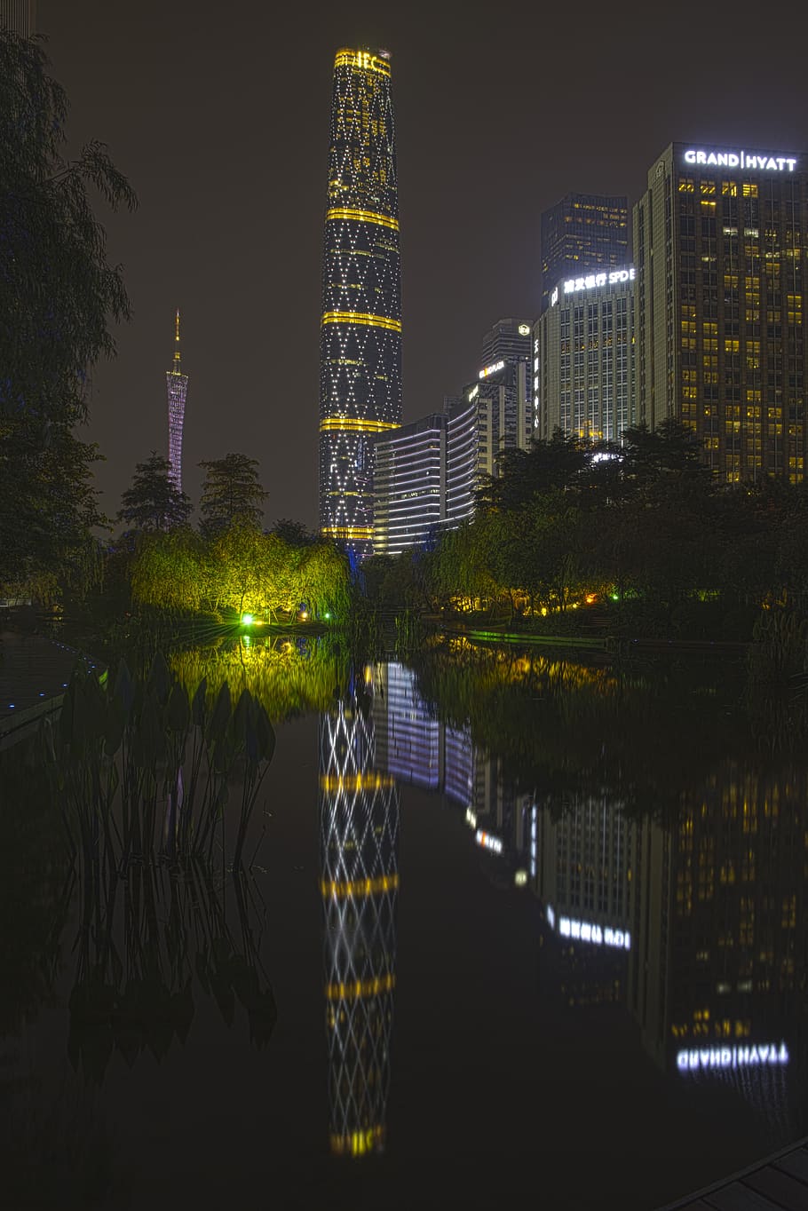 reflexions, edifici, llac, arbres, nit, ciutat, Guangzhou, arquitectura, estructura construïda, exterior de l'edifici, reflexió, aigua, il·luminat, davant del mar, alta - alta, exterior d’edifici d’oficines, modern, torre, gratacels, cap gent, cel, riu, arbre, a l'aire lliure, paisatge urbà, districte financer, 5K