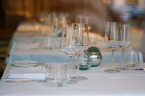 rydde vinglas, glass, bord, vinglasset, forfriskning, drikkeglass, husholdningsutstyr, mat og Drikke, glass - materiale, drikke, gjennomsiktig, vin, alkohol, ingen folk, virksomhet, stilleben, innendørs, fravær, dag, fokusere på forgrunnen, servise, innstilling, luksus, 4K, CC0, offentlig domene, opphavsrett gratis
