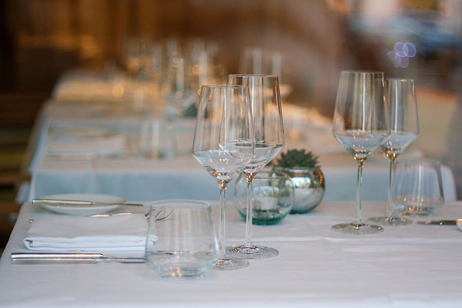 rydde vinglas, glas, bord, vinglas, forfriskning, drikkeglas, husholdningsudstyr, mad og drikke, glas - materiale, drikke, gennemsigtig, vin, alkohol, ingen mennesker, forretning, stilleben, indendørs, fravær, dag, fokus på forgrunden, porcelæn, indstilling, luksus, 4K