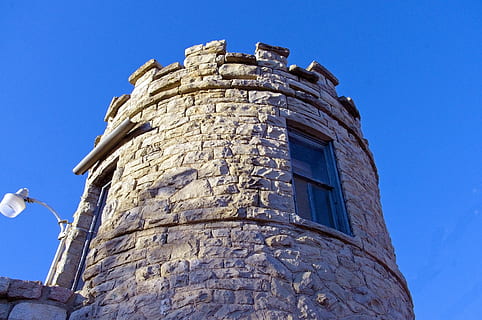 Guardia, torre, castillo, arquitectura, defensa, históricamente, edificio, prisión, seguridad, torre de vigilancia, Atalaya de la prisión, cárcel, antiguo, museo de la antigua prisión, casa de ciervos, Montana, almenado, torre redonda, torre del tambor, histórico, escénico, cielo, estructura construida, vista de ángulo bajo, exterior del edificio, cielo limpio, historia, azul, el pasado, nadie, naturaleza, día, al aire libre, pájaro, destinos de viaje, material de piedra, sólido, temas de animales, Pared de piedra, arruinado, 2K, CC0, dominio público, libre de derechos