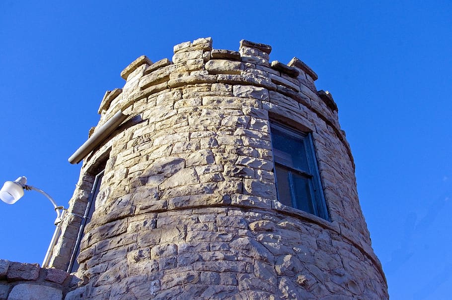 guàrdia, torre, castell, arquitectura, defensa, històricament, edifici, presó, seguretat, torre de vigilància, torre de vigilància de la presó, vell, antic museu de la presó, caseta de cérvols, montana, castellat, torre rodona, torre de tambor, històric, escènic, cel, estructura construïda, vista d’angle baix, exterior de l'edifici, cel clar, història, blau, el passat, cap gent, naturalesa, dia, a l'aire lliure, ocell, destinacions de viatge, material de pedra, sòlid, temes d'animals, paret de pedra, arruïnat, 2K