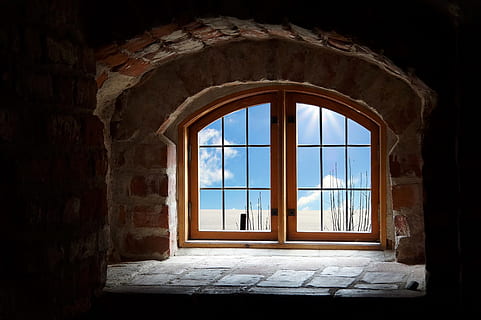 slunce, Sluneční svit, paprsky, podkroví, sníh, okno, zimní, vybrání, mraky, krajina, recese, bílý, architektura, Dům, starý, cihlový, sklenka, interiér, budova, země, vinobraní, dřevěný, scéna, venkovní, dřevo, cestovat, zeď, podlaha, fasáda, stavba, oblouk, uvnitř, den, nikdo, opuštěný, Dějiny, vchod, slunečního světla, dveře, zvětralý, minulost, zhoršení, okenní rám, 2K, CC0, veřejná doména, bez autorských práv