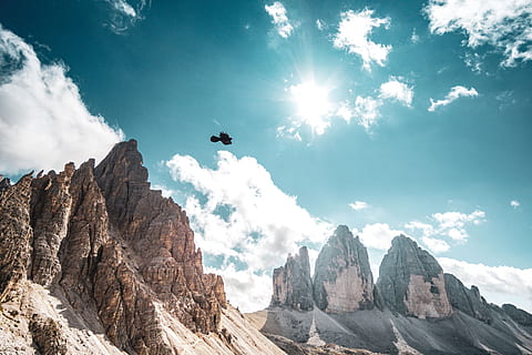 volo, uccello, Marrone, montagna, cielo, nube, roccia, formazione, all'aperto, natura, cielo blu, ombra, luce del sole, estate, fotografia di paesaggio, fotografia naturalistica, paesaggio, unesco, 3 re, 3 zinnen, Italia, geologia, picco di montagna, Paesaggi, roccia - oggetto, viaggio, catena montuosa, bellezza nella natura, nuvola - cielo, dolomiti, scogliera, posto famoso, la neve, blu, valle, punto di riferimento nazionale, escursioni a piedi, Stati Uniti d'America, in alto, avventura, turismo, Parco Nazionale, nessuno, destinazioni di viaggio, maestoso, terreno estremo, Cloudscape, 2K, CC0, dominio pubblico, privo di copyright