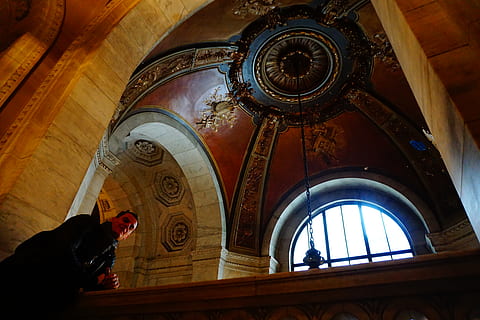 architektūra, pastatas, bokštas, laikrodzio bokstas, apse, arka, išlenktas, kripta, langas, apšvietimas, žmogus, asmuo, karkasas, turėklai, skliautinės lubos, altorius, bažnyčia, stoglangis, grindys, patalpose, religija, garbinimo vieta, pastatyta struktūra, vienas asmuo, dieną, dvasingumas, tikėjimas, realūs žmonės, žemas kampo vaizdas, praeitis, istorija, viršutinė riba, 5K, CC0, Viešasis domenas, nemokamai