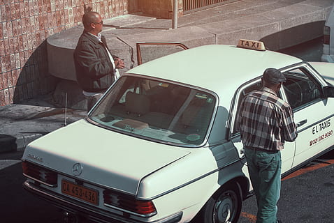 cabina blanca, persona, humà, vehicle, cotxe, transport, automòbil, roba, roda, màquina, parabrisa, pantalons, texans, denim, pneumàtic, va parlar, assegut, abric, casc, manera de transport, de peu, homes, persones reals, mascles, vehicle terrestre, gent, adult, estils de vida, dia, tres quarts de longitud, longitud completa, ciutat, roba casual, ocupació, carrer, 4K, CC0, domini públic, lliure de regalies