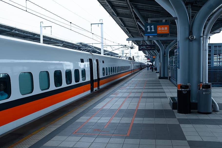 blanco, naranja, entrenar, transporte público, transporte ferroviario, transporte, modo de transporte, plataforma de la estación de ferrocarril, tren - vehículo, estación de ferrocarril, arquitectura, estructura construida, Tren de pasajeros, viaje, vías de tren, pista, nadie, el camino a seguir, al aire libre, dirección, vehículo terrestre, movimiento, metro, llegada, estación, 5K