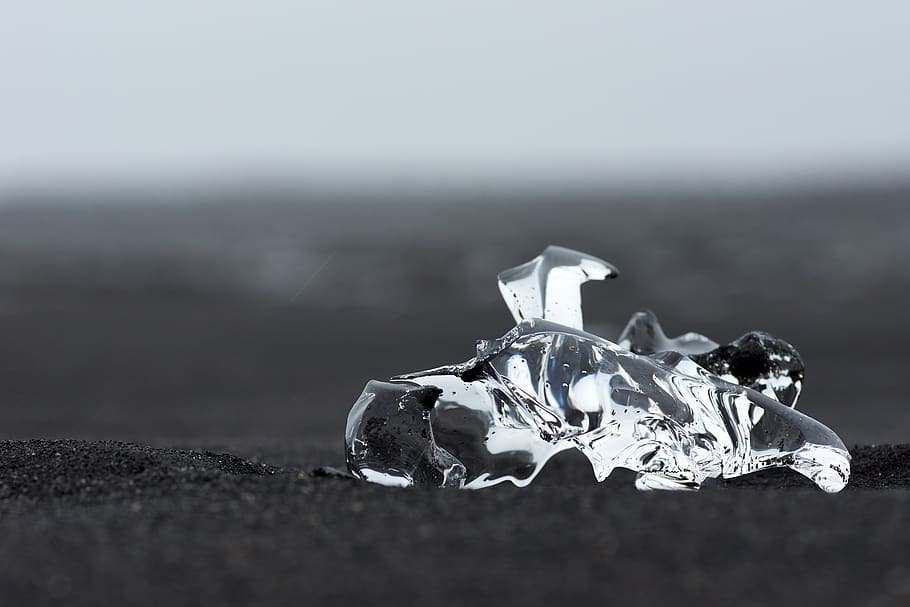 decoració de vidre transparent, cristall, Islandia, carretera sense nom, a l'aire lliure, naturalesa, gel, joieria, accessoris, accessori, pedres precioses, diamant, mineral, platja, jokulsarlon, backround, platí, quars, alumini, plata, paisatge, cap gent, primer pla, enfocament selectiu, dia, centrar-se en primer pla, terra, bellesa a la natura, frescor, luxe, riquesa, còpia espai, planta, diamant - pedres precioses, temperatura de fred, fragilitat, vulnerabilitat, sol objecte, color plata, 5K