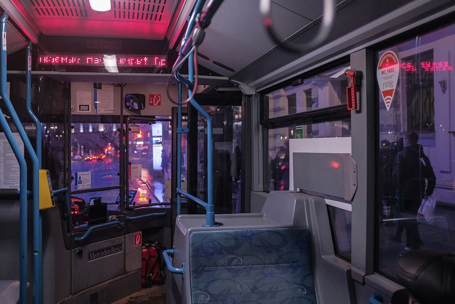 interno del veicolo, illuminato, nessuno, vetro - materiale, trasparente, in casa, trasporto pubblico, mezzi di trasporto, notte, modo di trasporto, attrezzatura per l'illuminazione, tecnologia, riflessione, comunicazione, macchinario, viaggio, autobus, finestra, distributore automatico, 2K