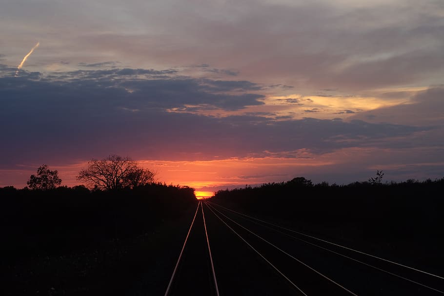 sine de tren, tren, apus de soare, trei piese, cer, nor - cer, transportul feroviar, copac, urmări, Sina de cale ferata, transport, plantă, nici o persoana, natură, frumusețe în natură, siluetă, scenice - natura, culoare portocalie, calea de urmat, punct de disparitie, direcţie, o scenă liniștită, în aer liber, 4K