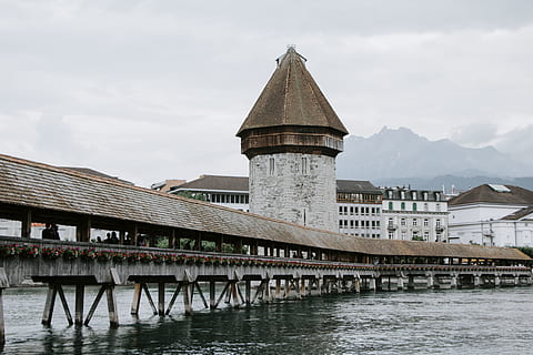 brązowy deptak, woda, iglica, wieża kościelna, wieża, budynek, architektura, nabrzeże, Szwajcaria, lucerna, dok, molo, Port, człowiek, osoba, most śmierci, na dworze, most, dach, zamek, mieszkaniowy, zbudowana struktura, na zewnątrz budynku, niebo, chmura - niebo, połączenie, Natura, rzeka, dzień, Miasto, cele podróży, żadnych ludzi, podróżować, most - struktura stworzona przez człowieka, kolumna architektoniczna, 5K, CC0, domena publiczna, darmowe zdjęcia