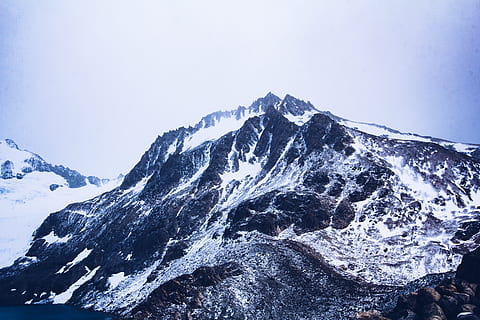 Fitz Roy, la neve, temperatura fredda, inverno, montagna, bellezza nella natura, cielo, montagna innevata, scenics - natura, scena tranquilla, la tranquillità, catena montuosa, cielo sereno, natura, ambiente, picco di montagna, scena non urbana, nessuno, giorno, roccia, tempo estremo, formazione, 5K, CC0, dominio pubblico, privo di copyright
