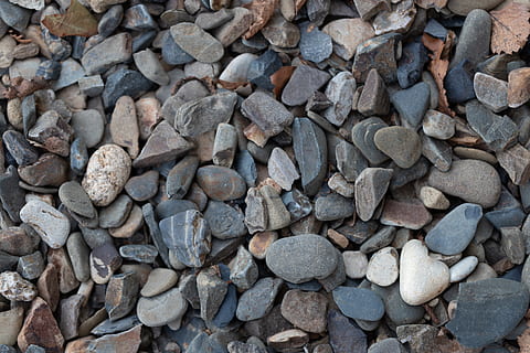 pedres, fons, textura, estructura, patró, paret de pedra, maçoneria, gris, pedra natural, material, sòl, lluny, platja, superfície, còdols, marc complet, sòlid, pedra - objecte, rock, gran grup d'objectes, abundància, dia, cap gent, pedra, rock - object, vista d’angle alt, naturalesa, directament a sobre, a l'aire lliure, terra, 5K, CC0, domini públic, lliure de regalies