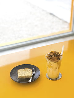 gebacken, Bäckerei, Getränk, Brot, hell, Butterkuchen, Cafe, Kuchen, Kaffee, Café, kalt, köstlich, Dessert, Zuhause, hausgemacht, Haus, Eiskaffee, drinnen, Innenräume, Erfrischung, Restaurant, Zimmer, glänzend, Essen und Trinken, Lebensmittel, Haushaltsausstattung, Glas, Frische, Tabelle, Trinkglas, Nahansicht, Küchenutensilien, keine Leute, Essgeschirr, Stillleben, Süßes Essen, Fokus auf den Vordergrund, Löffel, Versuchung, 4K, CC0, gemeinfrei, lizenzfrei