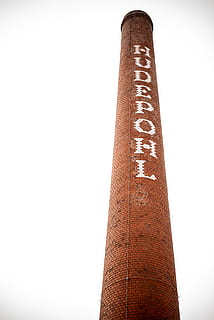 brauner Turm, Monument, Gebäude, die Architektur, Säule, Obelisk, Text, braun, Seite, Backstein, Kristall, Sport, Mannschaft, Mannschaftssport, scrollen, Kostüm, Pyramide, Wasserturm, Opernhaus, keine Leute, kopieren sie platz, Flachwinkelansicht, gebaute Struktur, klarer Himmel, Natur, große Höhe, Gebäudehülle, Schornstein, Tag, Kommunikation, Himmel, draußen, Geschichte, Industrie, Turm, die Vergangenheit, 5K, CC0, gemeinfrei, lizenzfrei