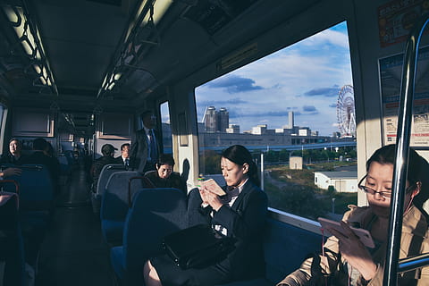 oameni, interior, tren, lectură carte, pernă, uman, persoană, ședință, transport, vehicul, tetiera, masina de pasageri, autobuz, overground, oglindă, carte, citind, metroul, ambarcațiuni, vas, jocuri video, avioane, autobuz scolar, arhitectură, construită, oraș, oameni adevărați, exteriorul clădirii, femei, grup de oameni, bărbați, stiluri de viață, mijloc de transport, fereastră, mulţimea, adult, peisaj urban, comunicare, călătorie, viata de oras, în aer liber, 5K, CC0, domeniu public, fără drepturi de autor