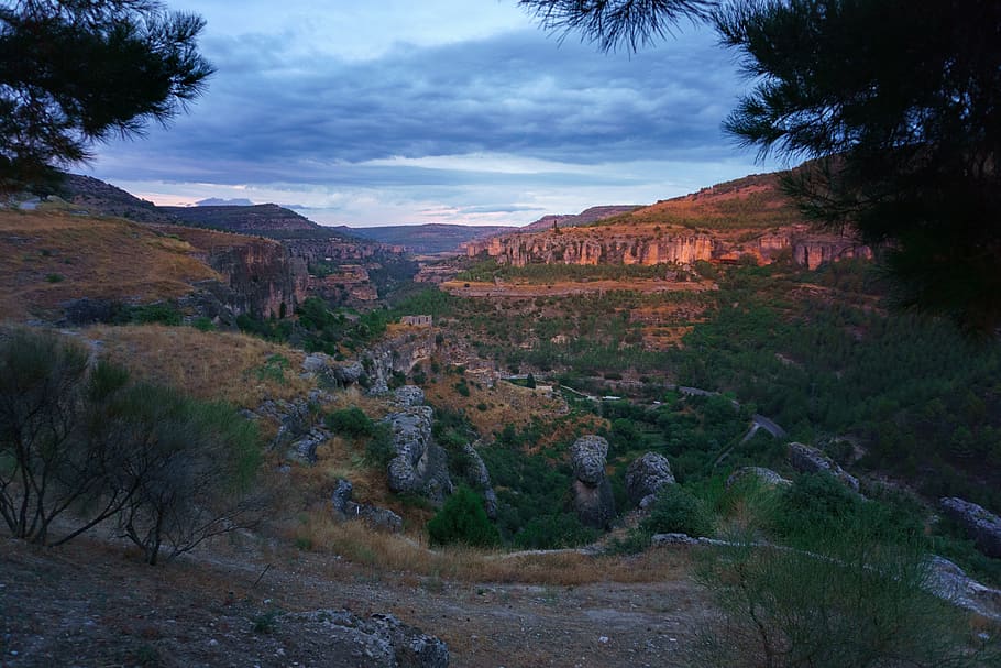 espanya, cuenca, vista, muntanyes, paisatge, roques, penya-segats, posta de sol, planta, cel, núvol - cel, escenics - natura, escena tranquil·la, arbre, muntanya, tranquil·litat, bellesa a la natura, naturalesa, cap gent, rock, medi ambient, escena no urbana, rock - object, formació de roca, sòlid, terra, dia, a l'aire lliure, formació, erosionat, 5K