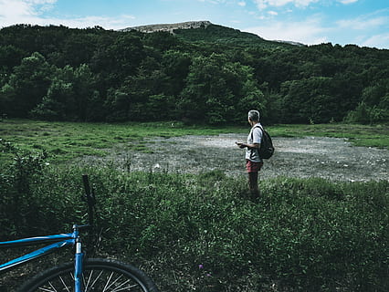 om, purtare, alb, cămaşă, permanent, verde, iarba câmp, activ, activitate, aventură, rucsac, bicicletă, ciclu, ciclist, lumina zilei, mediu inconjurator, camp, pădure, iarbă, peisaj, timp liber, Munte, natură, parc, persoană, drum, pitoresc, vară, copaci, roată, oameni adevărați, plantă, Activitatea de agrement, stiluri de viață, o persoana, copac, Culoarea verde, frumusețe în natură, creştere, haine casual, zi, transport, teren, lungime totală, scenă non-urbană, apă, în aer liber, 4K, CC0, domeniu public, fără drepturi de autor