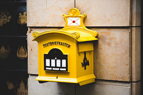 giallo, postbriefkasten, galleggiante, cassetta postale, Marrone, calcestruzzo, parete, cemento, inviare, casella postale, Vintage ▾, architettura, nessuno, caratteristica della parete, comunicazione, giorno, struttura costruita, telefono, avvicinamento, esterno dell'edificio, casella di posta pubblica, tecnologia, vecchio, all'aperto, città, in stile retrò, cabina telefonica, concentrarsi sulle conoscenze acquisite, 5K, CC0, dominio pubblico, privo di copyright