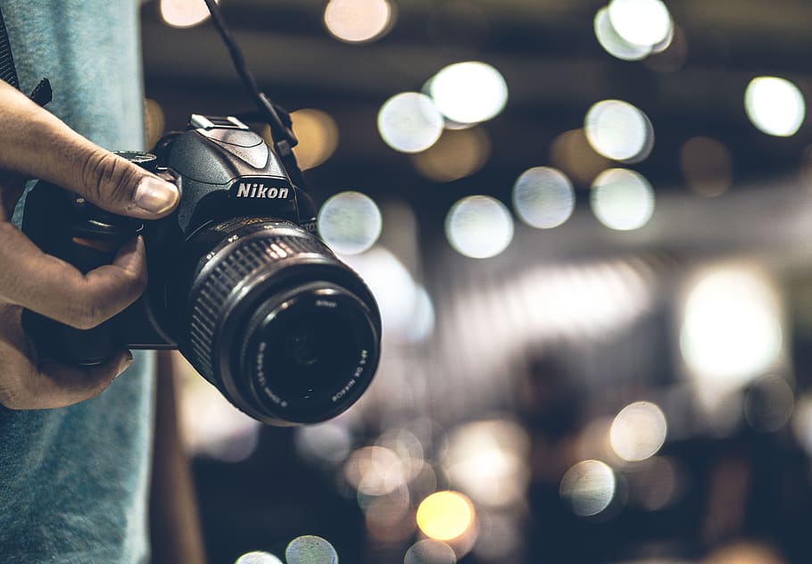 sense rostre, len, llum, bokeh, persona, disparar, càmera, nikon, interior, una persona, centrar-se en primer pla, celebració, mà, persones reals, temes de fotografia, part del cos humà, ocupació, mà humana, càmera - equip fotogràfic, homes, tecnologia, fotografiar, primer pla, a l'interior, estils de vida, part del cos, treball, persona irreconeixible, fotògraf, dit, càmera digital, 5K